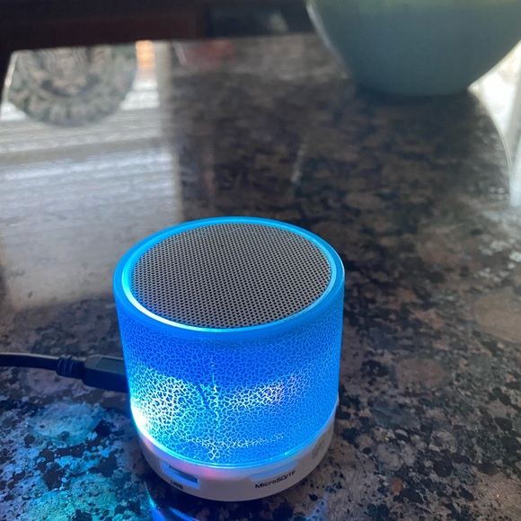 Portable/wireless/light up Bluetooth speaker/ hassle free - Picture 5 of 5